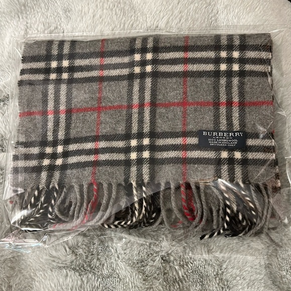 . One Burberry London 100% Lambswool Scarfs (Authentic) - Picture 1 of 6
